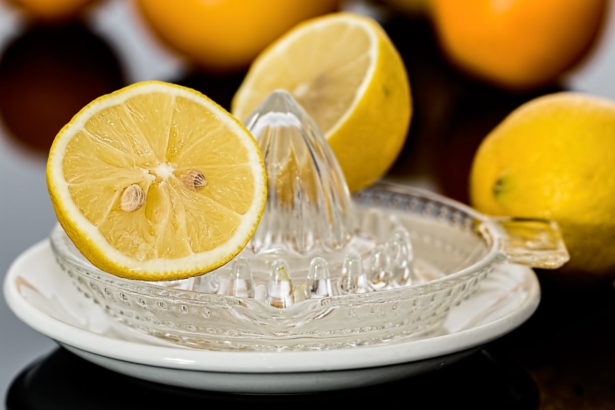 ¿Hay contraindicaciones de tomar agua con limón en ayunas?
