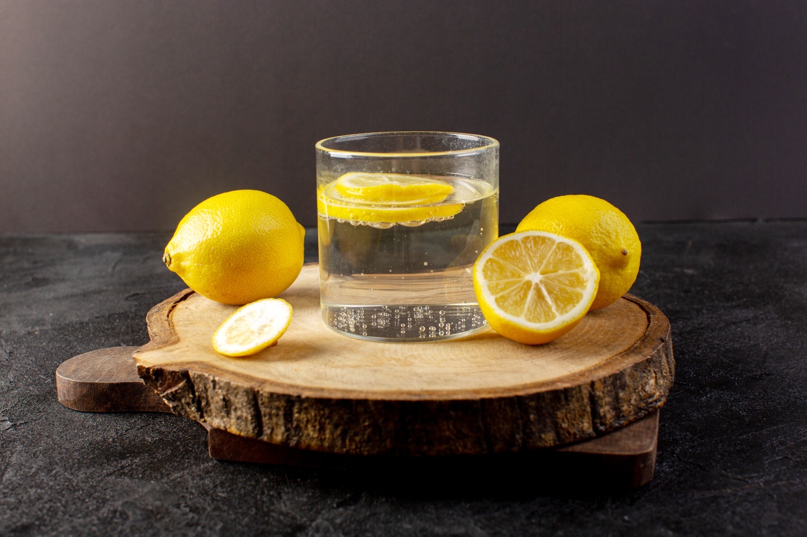 Beneficios de tomar agua con limón en ayunas