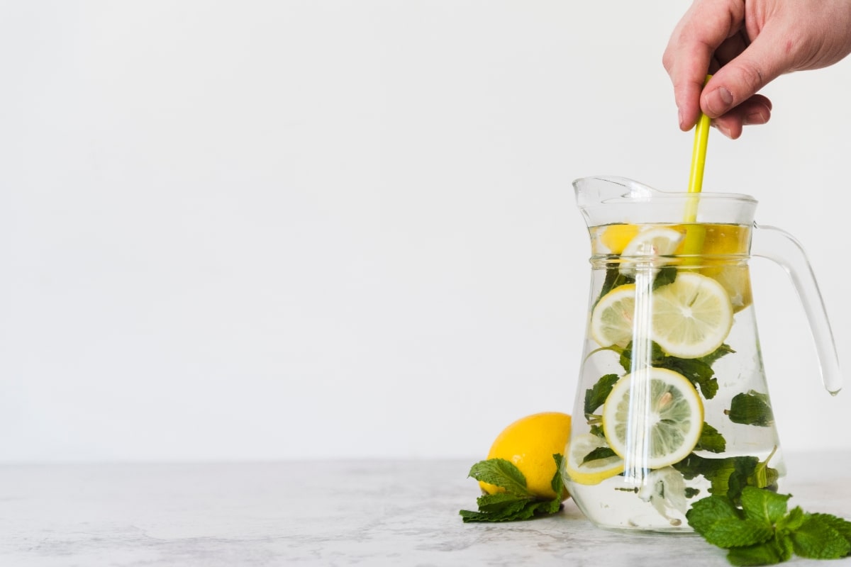 ¿Para qué sirve el agua hervida con limón?
